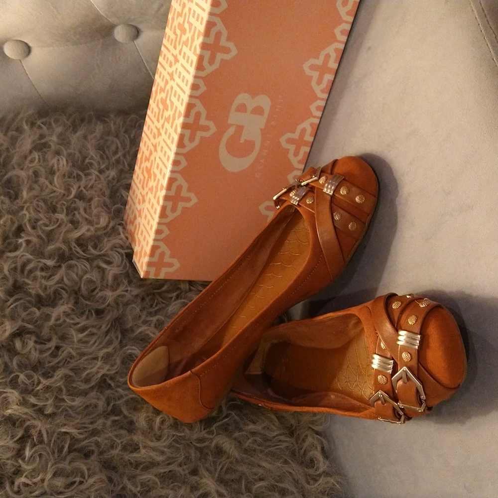 Gianni Bini Hampton tan suede flats with buckle accents